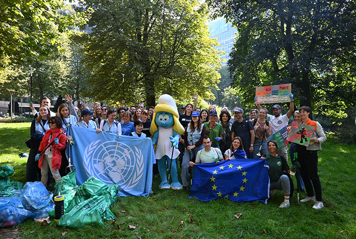 #EUBeachCleanup in Brussels, participants from the EU, UN and the Smurfs are gathered in the park