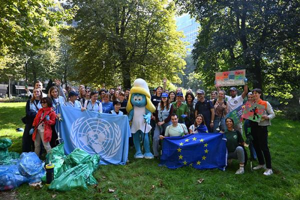 #EUBeachCleanup in Brussels, participants from the EU, UN and the Smurfs are gathered in the park